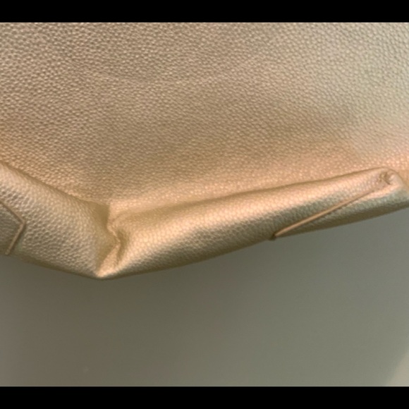 ROOMY GOLD FAUX LEATHER TOTE -GREAT CONDITION - Picture 4 of 6